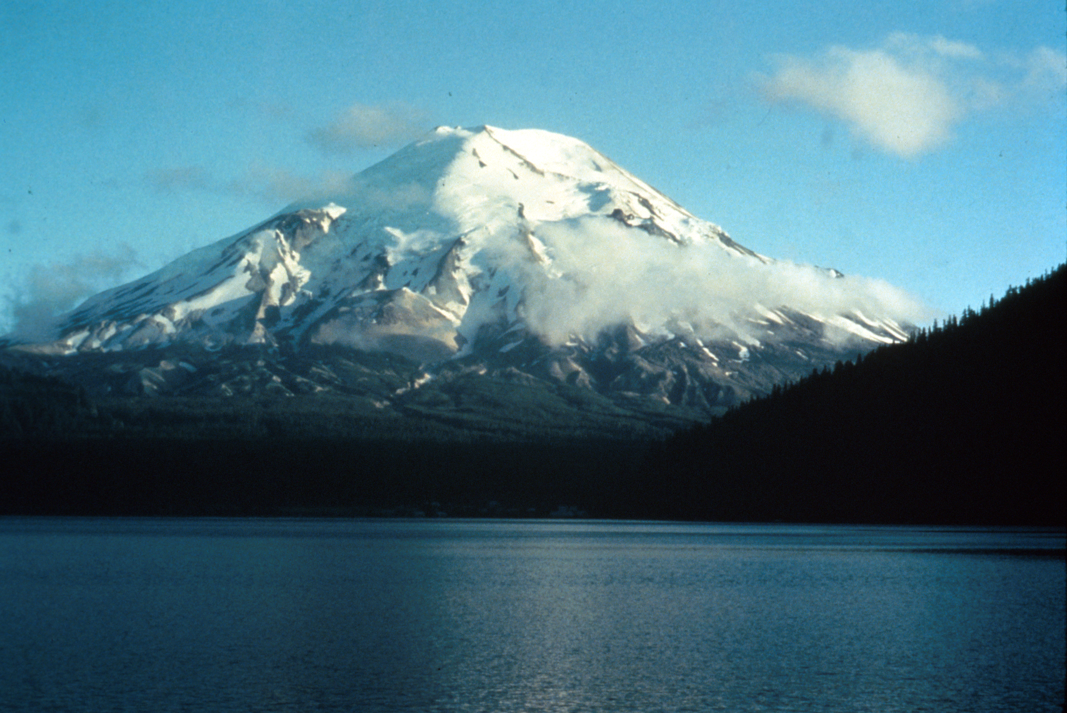 http://eruptionbook.com/wp-content/uploads/2014/08/Pre-MSH-from-Spirit-Lake.jpg